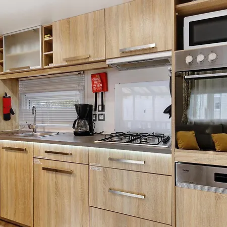 Mobile Du Bois Dormant مكان تخييم