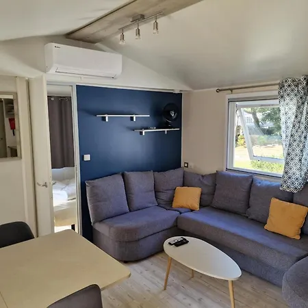 Mobile Du Bois Dormant مكان تخييم